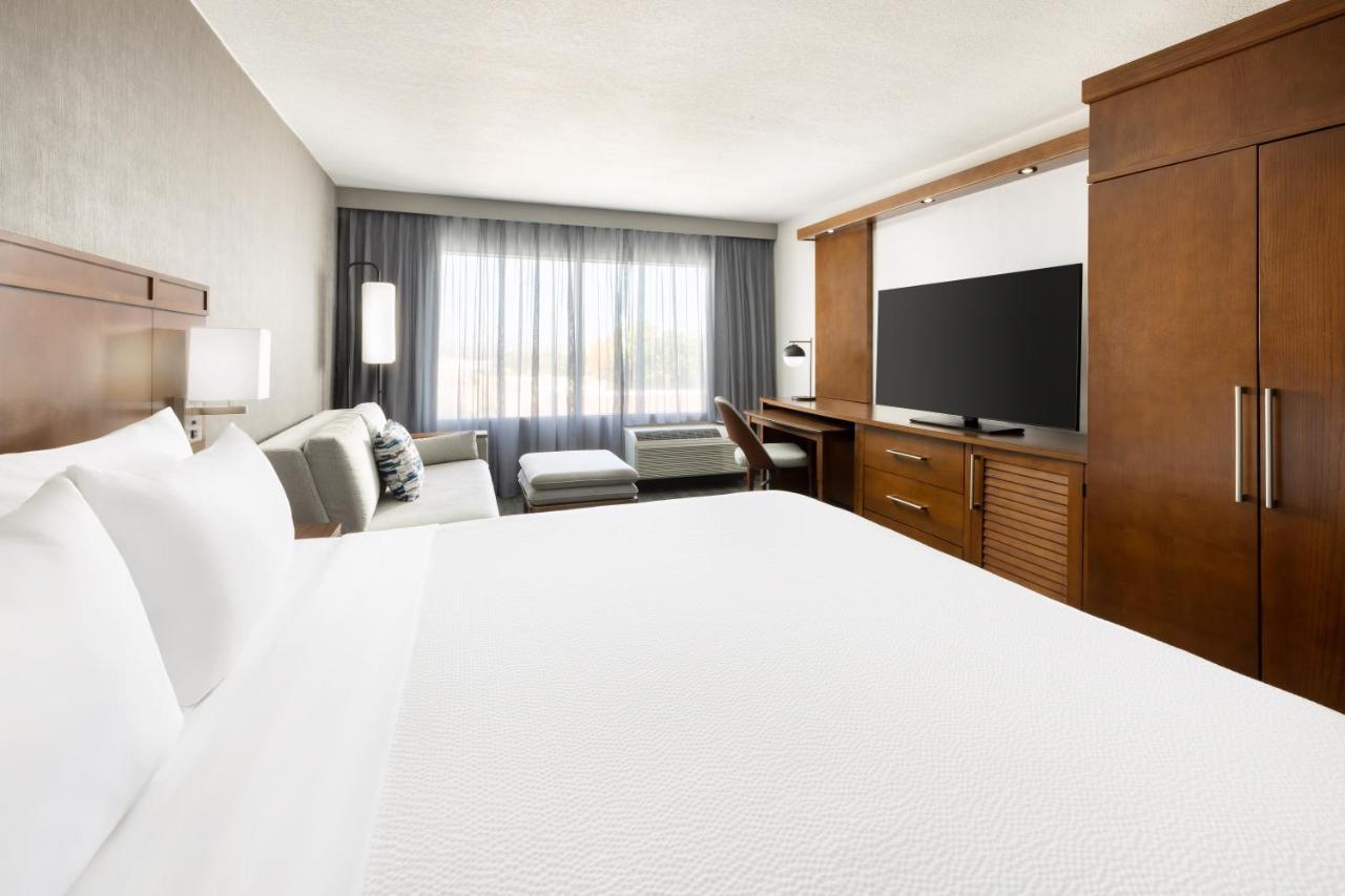 Courtyard By Marriott Angeles Woodland Hills Hotel