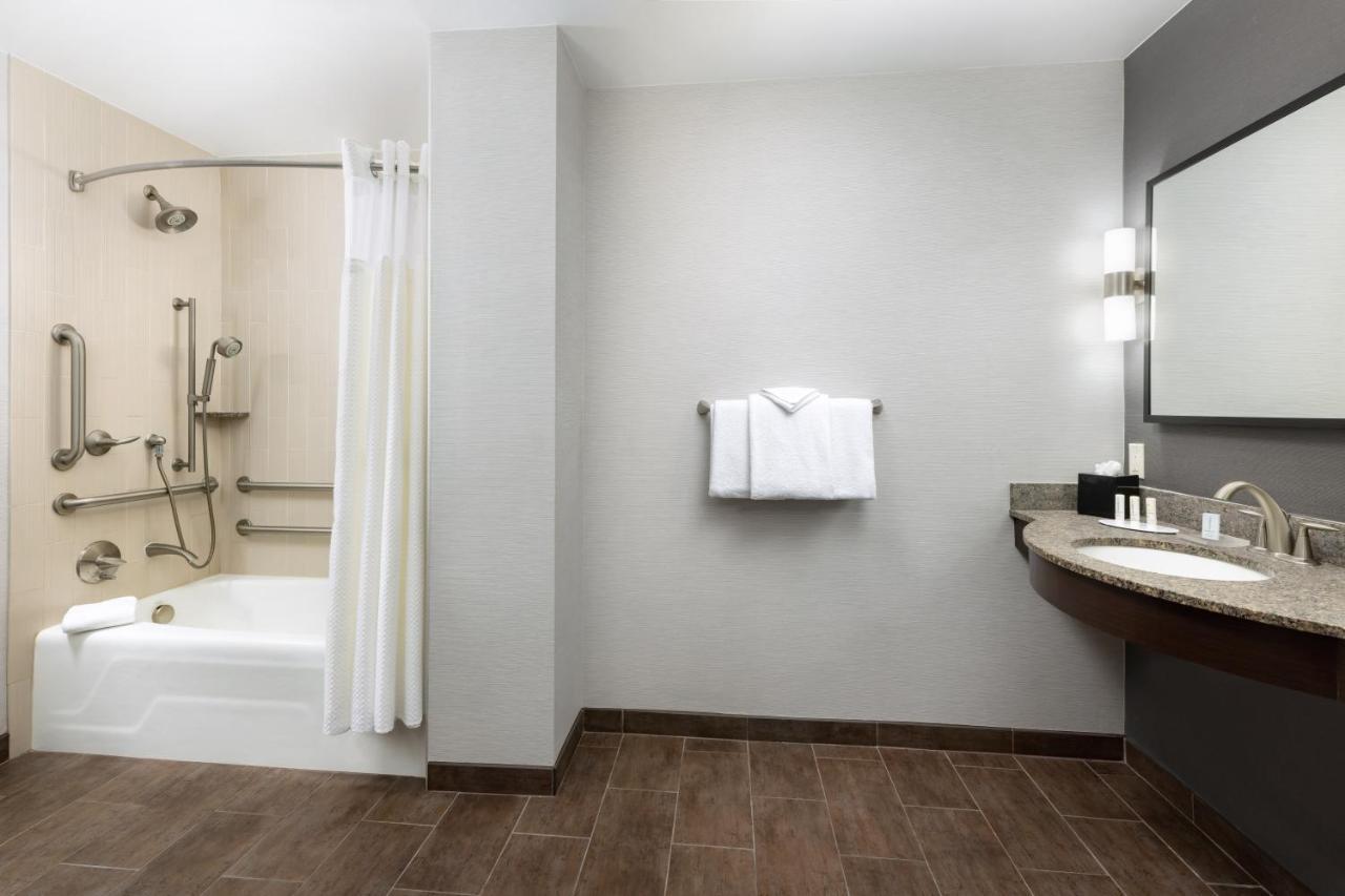 Courtyard By Marriott Angeles Woodland Hills 3*
